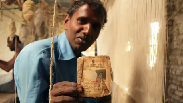 उत्तर प्रदेश के भदोही शहर में कालीन बुनने वाले