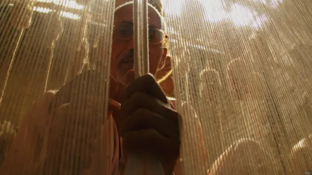 उत्तर प्रदेश के भदोही शहर में कालीन बुनने वाले