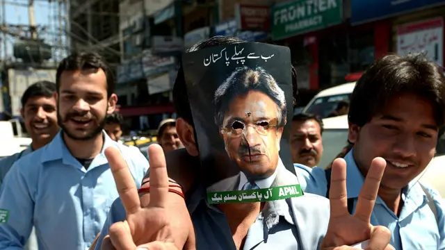 हालांकि इस मौके पर कोई बड़ा प्रदर्शन नहीं हुआ और न ही कोई अप्रिय घटना घटी. मुशर्रफ़ पर 2007 में ग़ैर क़ानूनी रूप से संविधान को निलंबित करने और आपातकाल लगाने का आरोप है. लेकिन मुशर्रफ़ अपने ख़िलाफ़ मुक़दमे को राजनीति से प्रेरित बताते हैं.