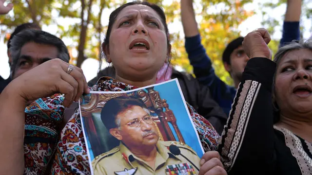 अदालत के बाहर मुशर्रफ़ के समर्थकों में कई महिलाएं भी शामिल थीं