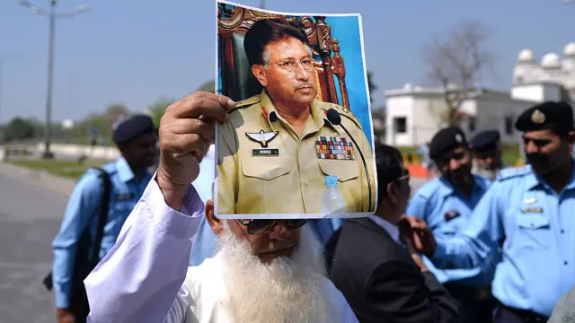 पाकिस्तान के पूर्व राष्ट्रपति परवेज़ मुशर्रफ़ पर जब सोमवार को देशद्रोह के आरोप तय किए तो उनके कुछ समर्थक उनकी तस्वीरों के साथ अदालत के बाद दिखाई दिए.