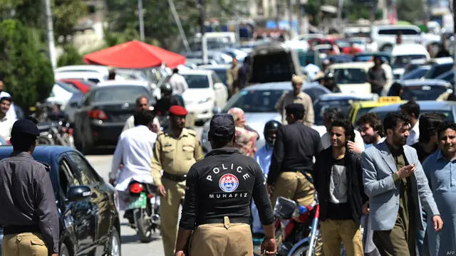 इस मौक़े पर इस्लामाबाद और रावलपिंडी में सुरक्षा के कड़े इतंजाम किए गए थे जिसकी वजह से ट्रैफ़िक में भी व्यवधान पड़ा.