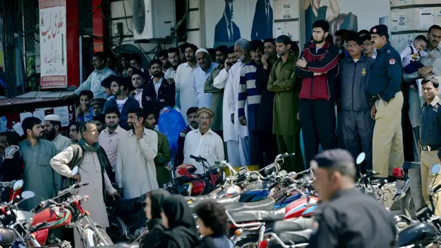 इससे लोगों को कई दिक़्क़तों का सामना करना पड़ा और उन्हें मुशर्रफ़ के काफ़िले के गुज़रने तक इंतज़ार करना पड़ा.