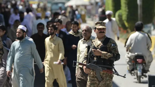 मुशर्रफ़ जनवरी से रावलपिंडी की सैन्य अस्पताल में इलाज करा रहे हैं.