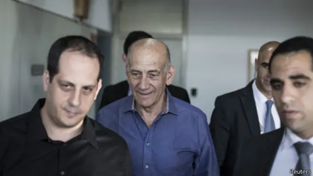 Ольмерт входит в зал суда