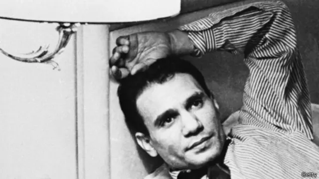 النجم عبدالحليم حافظ في صورة التقطت له أواخر الستينيات