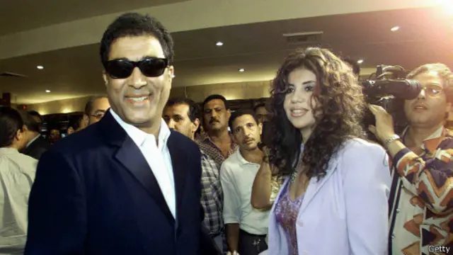 الفنان المصري الراحل أحمد زكي يحي الجماهير في أحد المهرجانات