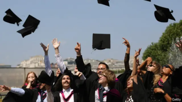 就讀英格蘭大學的外國學生人數29年來首次下降。 