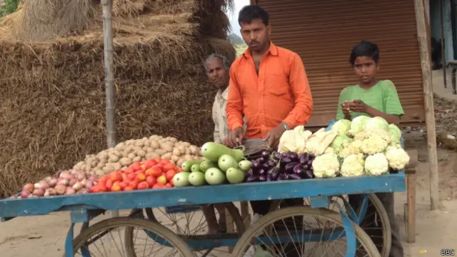 राम प्यारे जौनपुर के बाहर एक गाँव में सब्ज़ी बेचते हैं और पिछले 14 वर्ष से बसपा समर्थक हैं