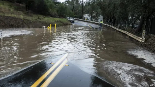 美国加州公路被水淹