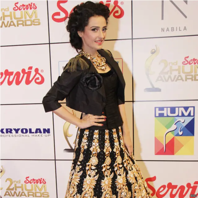 جاوید شیخ کی بیٹی مومل شیخ جو اداکاری کے علاوہ میزبانی بھی کرتی ہیں