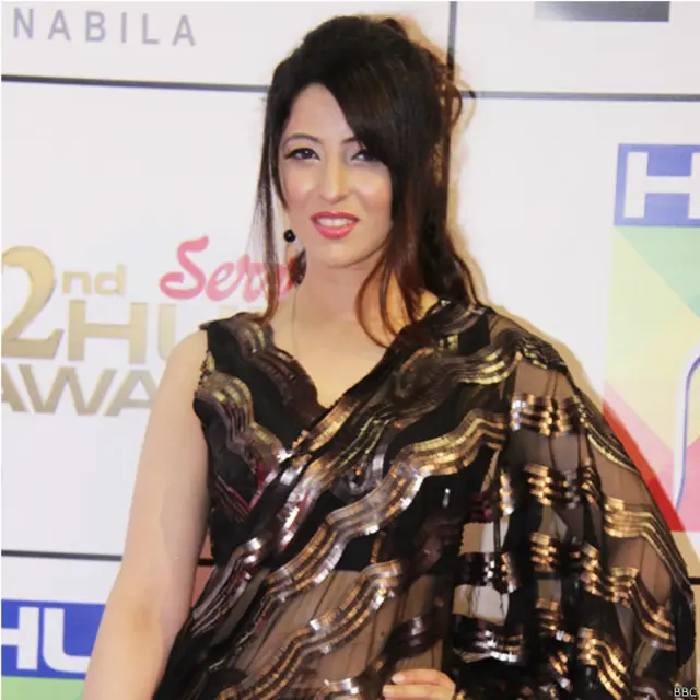 سارہ گنڈا پور جنھوں نے ریڈ کارپٹ پر میزبانی کے فرائض بھی انجام دیے