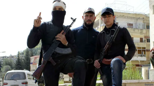 مسلحون من (الجيش السوري الحر) في بلدة كسب