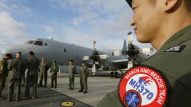 تجوب فرق البحث جنوب المحيط الهندي بحثا عن أي إشارات تفسر اختفاء الطائرة.