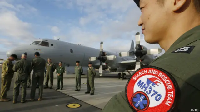 मलेशिया के विमान को खोज रहा दल