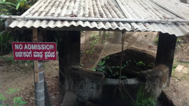 कर्नाटक के एक मंदिर का कुआं