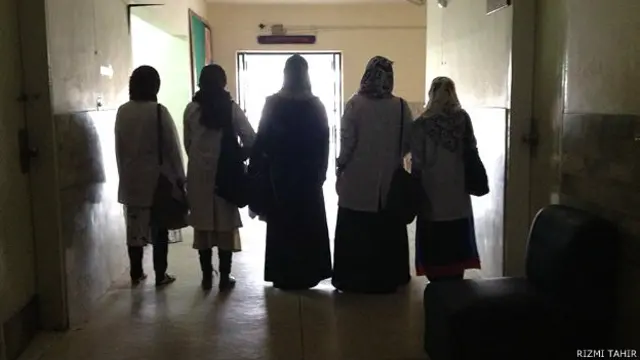 पाकिस्तान में मेडिकल की पढ़ाई करने वाली छात्राएं