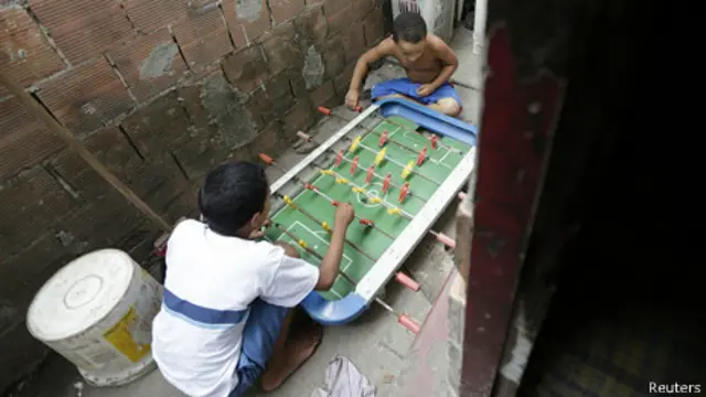 Niños jugando futbolín
