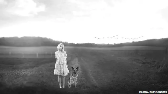 कुत्ते के साथ टहलती लड़की