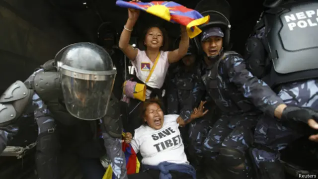 尼泊尔警察在首都加德满都示威的流亡藏人（10/03/2014）