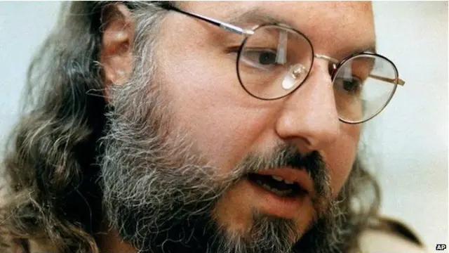 امریکی بحریہ میں کام کرنے والے سابق تجزیہ نگار پولارڈ کو سنہ 1987 میں اسرائیل کو دستاویزات فراہم کرنے کے جرم میں عمر قید کی سزا ہوئی تھی