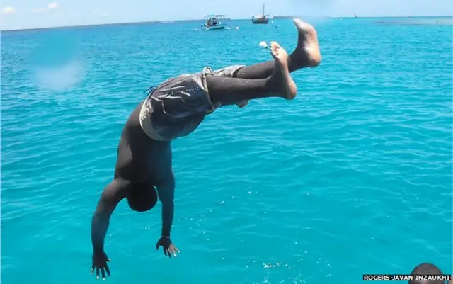 पानी में छलांग मारता एक व्यक्ति