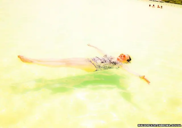 पानी में तैरती महिला