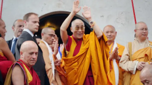 Dalai Lama thăm chùa Khánh Anh của Phật giáo Việt Nam ở Evry, ngoại ô Paris năm 2008