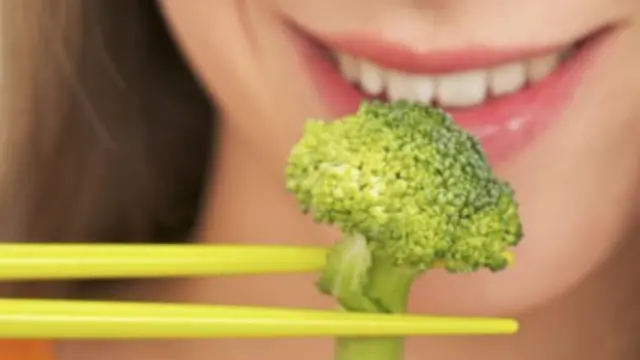 ډاکټران وایي د زیاتو سبو او میوو خوړل د انسان عمر زیاتوي