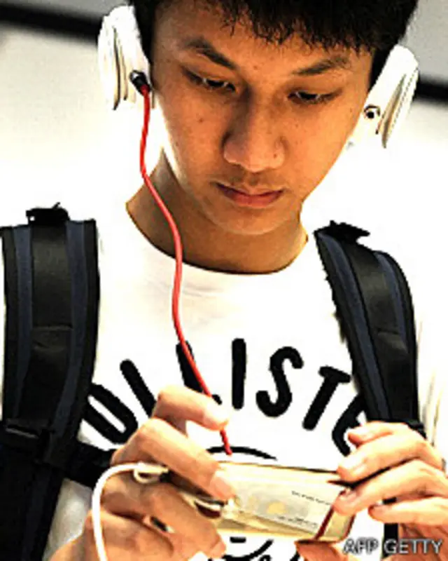 Estudiante con un MP3