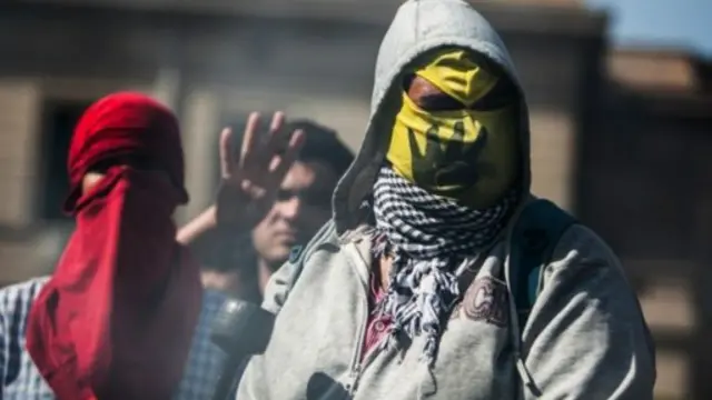 أنصار الرئيس المعزول محمد مرسي اشتبكوا مع قوات الأمن في جامعة القاهرة.