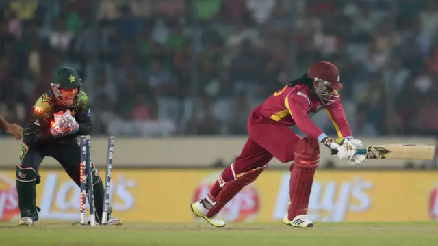 پاکستان نے ابتدائی اوروں میں کرس گیل کو آؤٹ کر کے اہم کامیابی حاصل کی۔