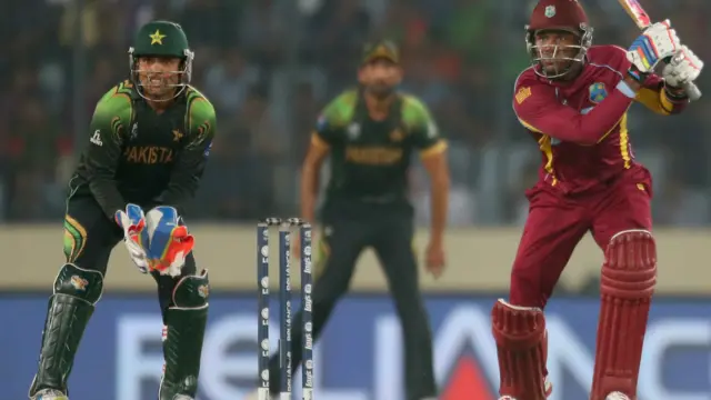 دونوں اوپنروں کے جلد آؤٹ ہونے کے بعد لنڈل سمنز اور مارلن سیموئیل نے اننگز کو سہارا دینے کی کوشش کی۔