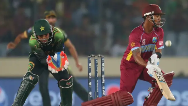 لنڈل سمنز بھی بڑا سکور بنانے میں کامیاب نہیں ہوئے۔