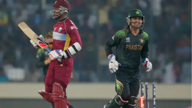 مارلن سمیوئل شاہد آفریدی کی گیند پر بولڈ ہو گئے۔