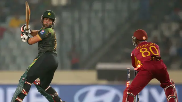  عمر اکمل سیموئیل بدری کی گیند پر سٹمپ آؤٹ ہو گئے۔