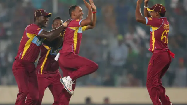 ویسٹ انڈیز نے پاکستان کو ایک یکطرفہ مقابلے میں ہرا کر سیمی فائنل کے لیے کوالیفائی کر لیا ہے