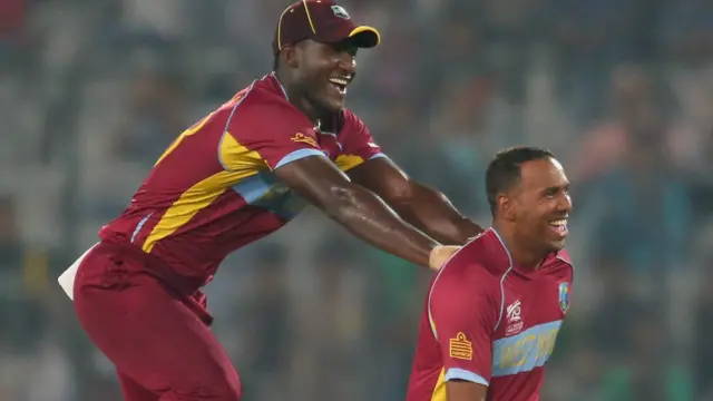 ویسٹ انڈیز نے پاکستان کو ہرا کر سیمی فائنل کے لیے کوالیفائی کر لیا۔