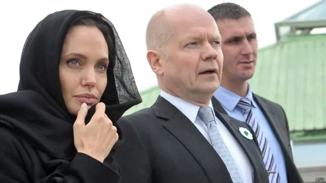 Angelina Jolie e o chancelar britânico Willian Hague na Bósnia (foto: AFP)