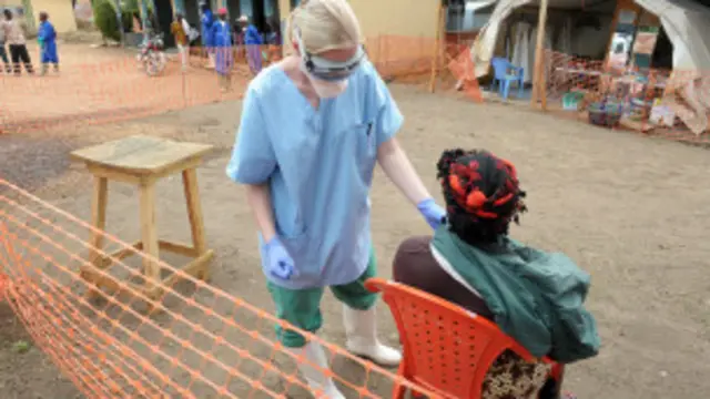 Une patiente recevant des soins contre le virus Ebola, en Guinée