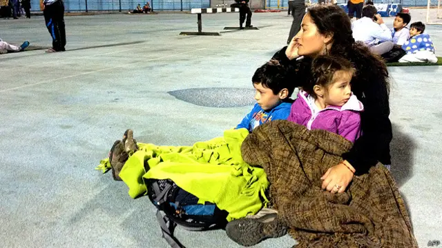 ساحلی شہروں کے لوگوں کو ہوشیار اور مستعد رہنے کے لیے کہا گيا ہے