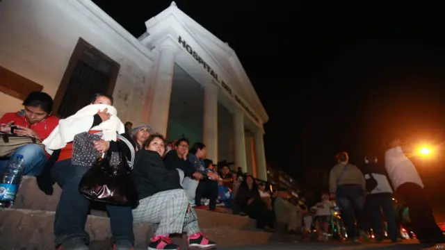 Gente en escalinatas de hospital