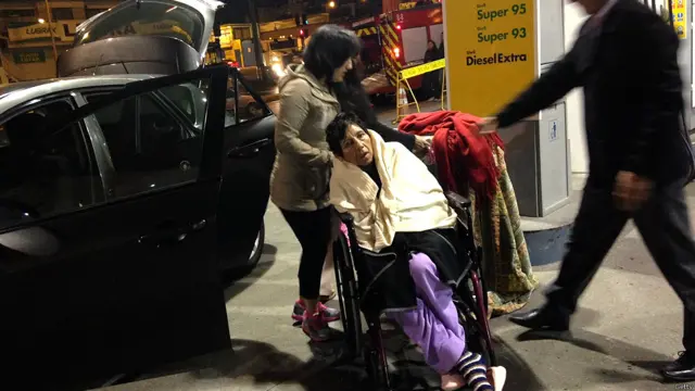 圣地亚哥以北安托法加斯塔市一名老人从老人院被撤离到加油站（1/4/2014）