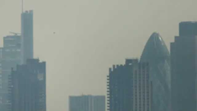 ধূলি ধুসর লন্ডনের আকাশ