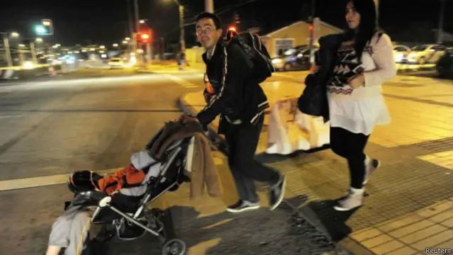 Warga Cile yang terdampak gempa memilih mengungsi ke tempat yang lebih aman.