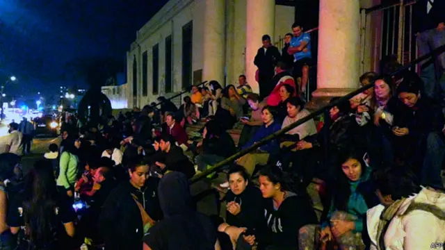 Di sejumlah kota yang terdampak, warga Cile memilih meninggalkan rumah mereka.