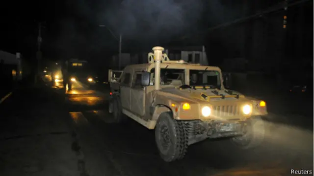 Военная колонна на дороге в Чили