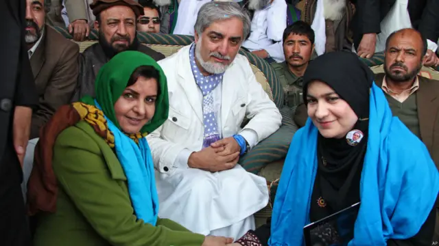 صدارتی انتخابات میں امیدوار عبداللہ عبداللہ کے حامی خواتین ان کے انتخابی مہم کے دوران ان کے ساتھ تصویر بنا رہی ہیں۔