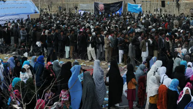 صوبہ بامیان میں افغان صدارتی انتخابات میں امیداور زلمی رسول کے ایک انتخابی جلسے کے دوران خواتین اور مرد علیحدہ علیحدہ کھڑے ہیں۔