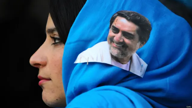 افغانستان کے صوبہ ہرات میں ایک انتخابی جلوس کےدوران ایک خاتون نے صدارتی امیدوار عبداللہ عبداللہ کی تصویر اپنے سکارف پر لگائی ہے۔